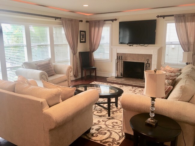 Building Photo - 700 N Irena Ave