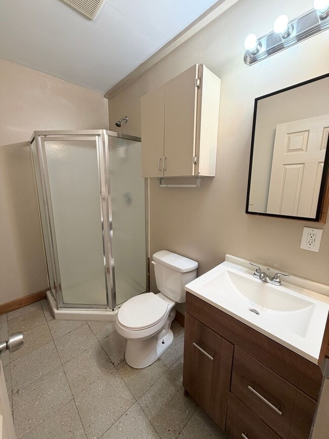 Building Photo - Updated 2 bed 1 bath