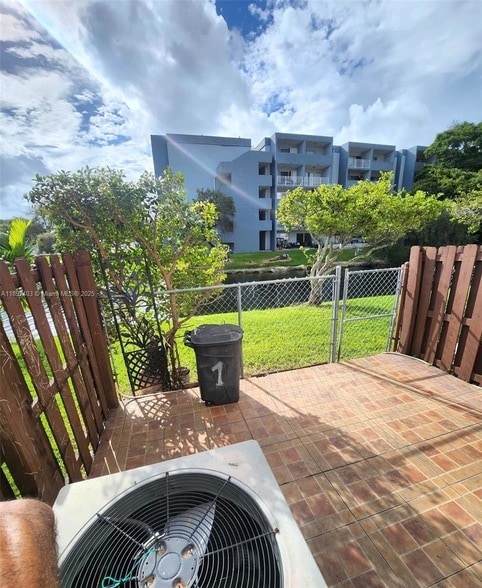 Building Photo - 9203 Fontainebleau Blvd