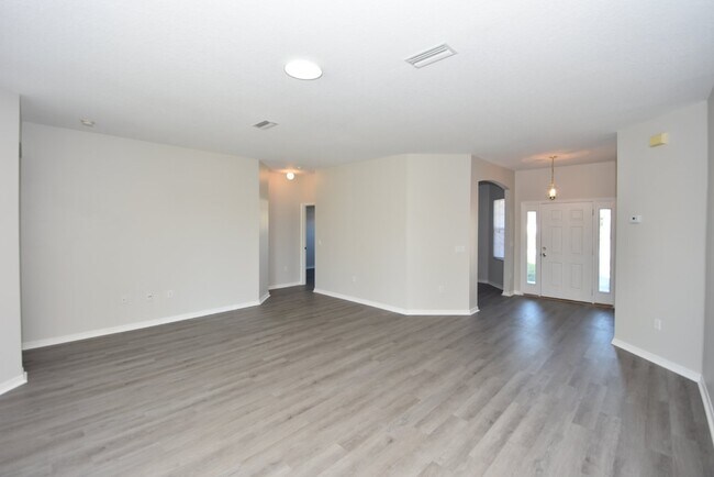 Building Photo - 4 bed, 2 bath located in Matanzas Woods su...