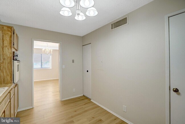 Building Photo - 5904 Mt Eagle Dr