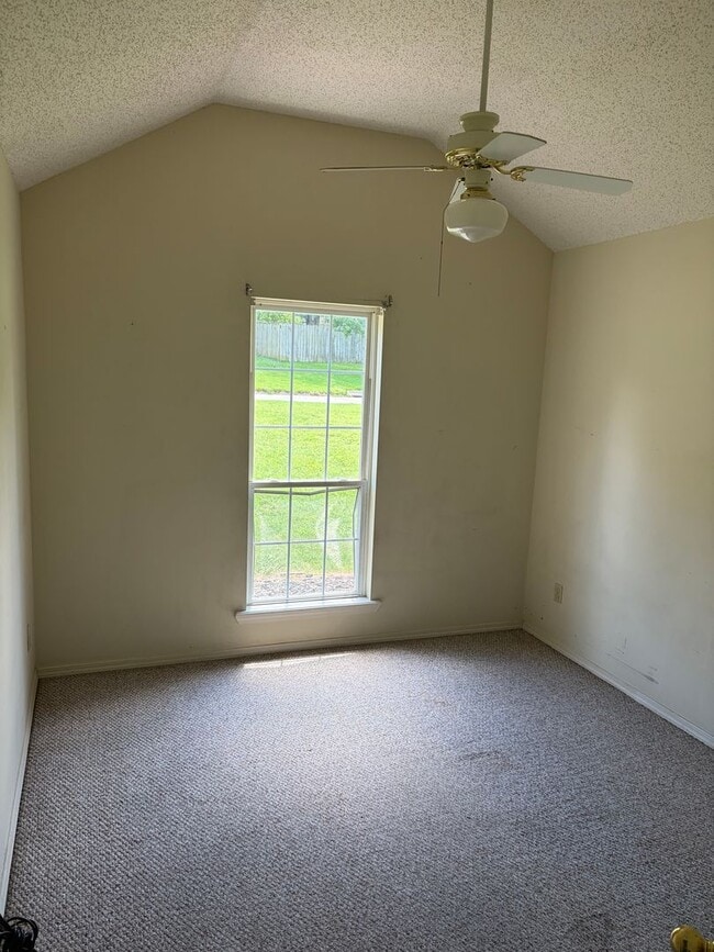 Building Photo - 3 Bedroom and 2 Bathroom House