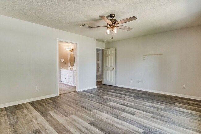 Building Photo - Welcome to your dream home! This stunning 4-bedroom, 3-bathroom residence is perfectly situated n...