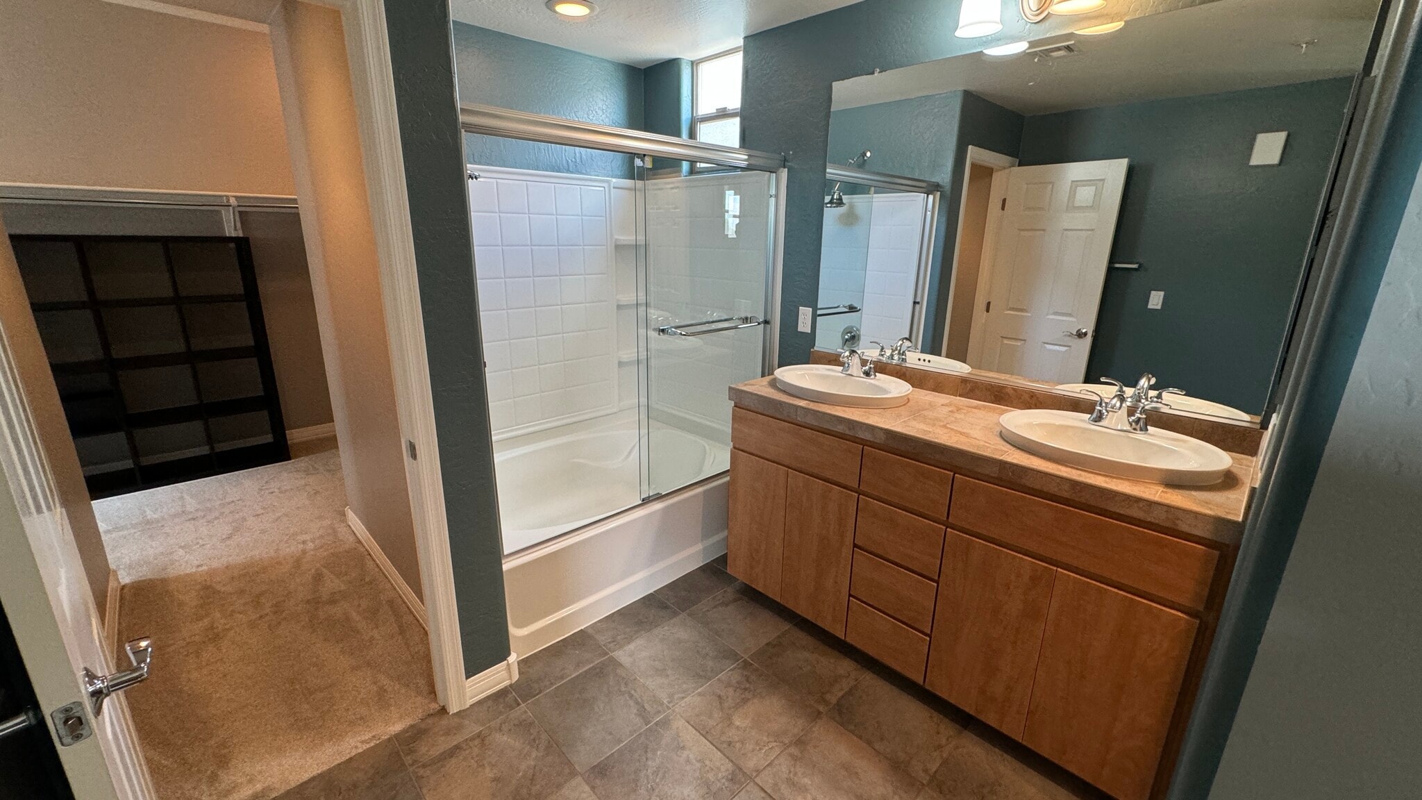Master bath - 615 E Portland St
