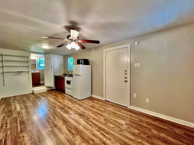 Building Photo - 904 1/2 Denton Street Unit