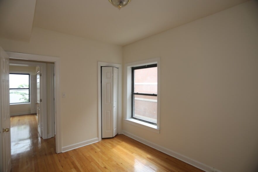 Building Photo - 828 W Waveland Ave