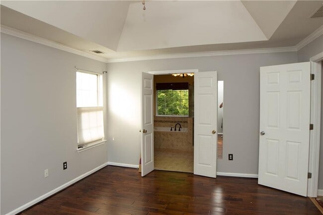 Building Photo - 5025 Baywood Dr