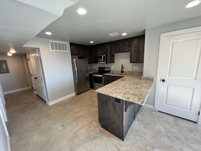 Building Photo - STUNNING 7-BEDROOM HOME IN PLEASANT GROVE