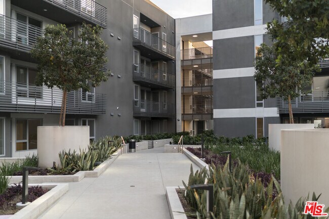 Building Photo - 3425 W Olive Ave