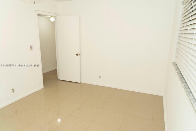 Building Photo - 5140 SW 40th Ave