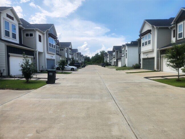 Building Photo - 5831 Highland Sky Ln