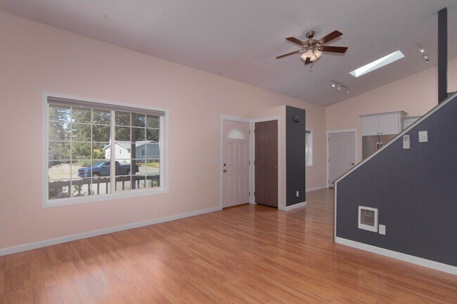 Building Photo - Updated 3 Bed 2 Bath Home With Brand New 2...