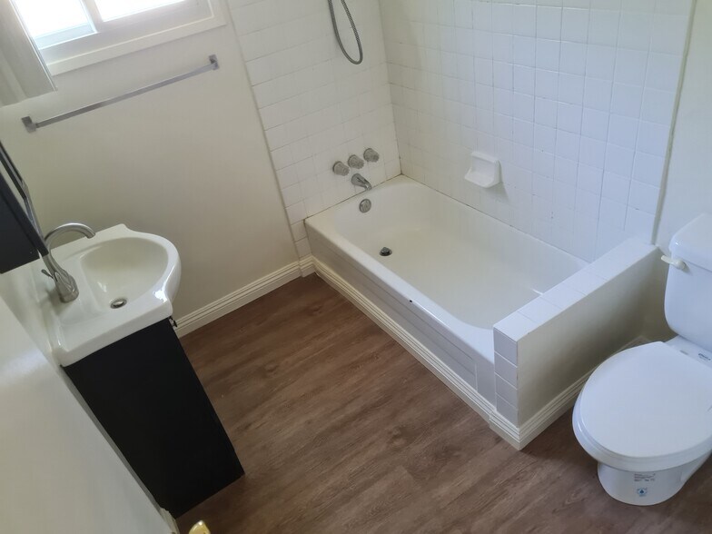 Bathroom unit B - 638 Montana St