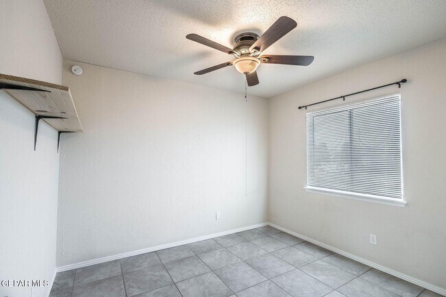 Building Photo - 3048 Yarwood Dr