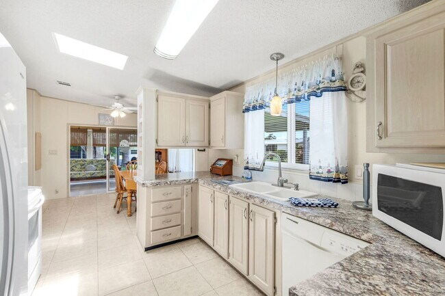 Building Photo - Furnished 2BR/2BA Home in Jamaica Bay Vill...