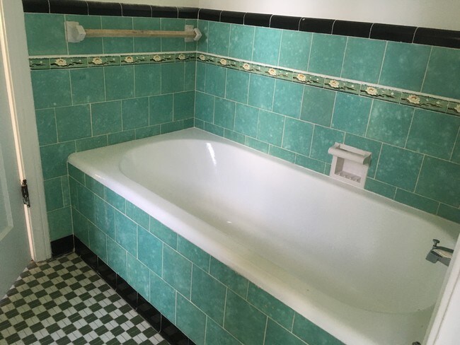 Master bathrm -tiled & updated - 1265 Carmona Ave