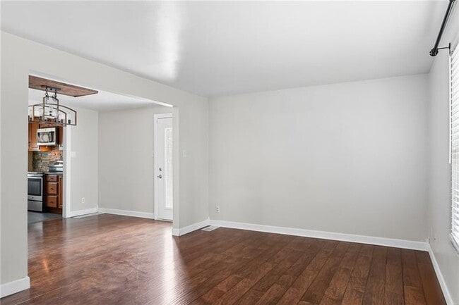 Building Photo - 222 Parkwood Dr