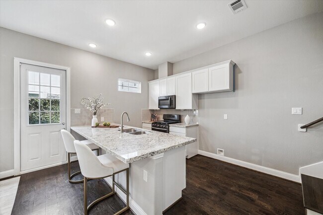 Building Photo - 5443 Camaguey St