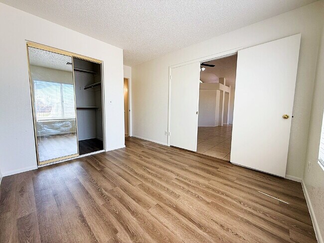 Building Photo - Golf Course Backyard! Updated 3-Bed Home i...