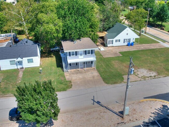 Building Photo - 203 E Brooks St