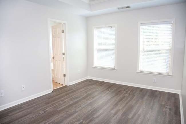 Building Photo - 851 Stratum Way SE
