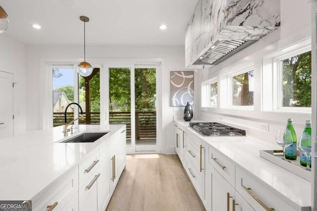 Building Photo - 24 Hutchinson St NE