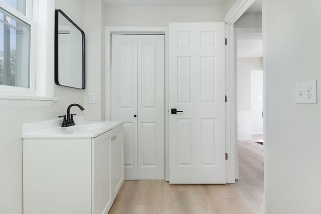 Building Photo - Renovated 2 Bedroom Home!