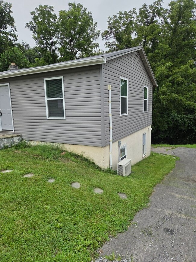 Building Photo - 1744 Granby Rd