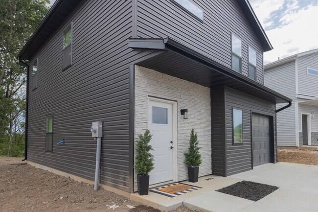 Building Photo - 2828 Emery Dr
