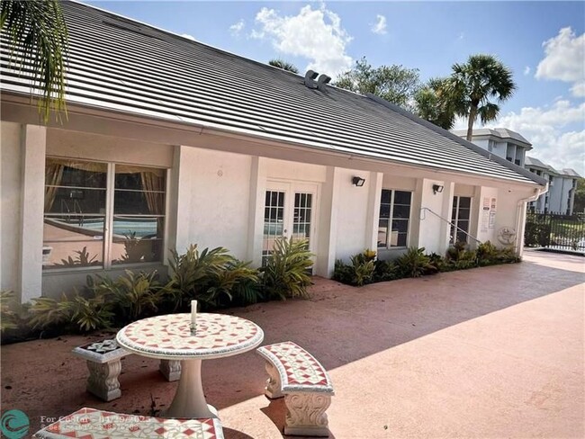 Building Photo - 711 N Pine Island Rd