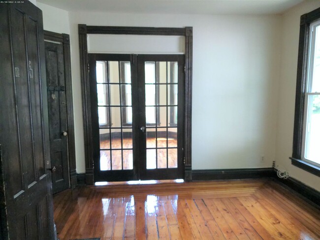 Building Photo - AVAILABLE 6/1/25 - Two Story House With Ha...