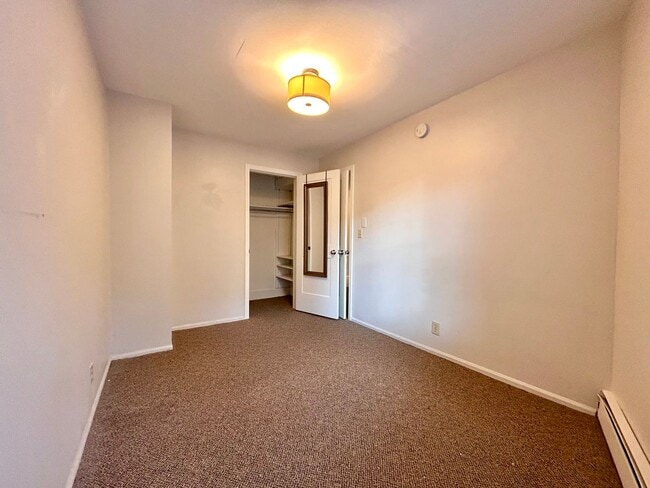 Building Photo - Cresent NE Apartments