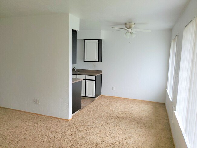 Building Photo - Two Bedroom, One Bath, 2nd Floor - End of Winter Special - Second Month Free!