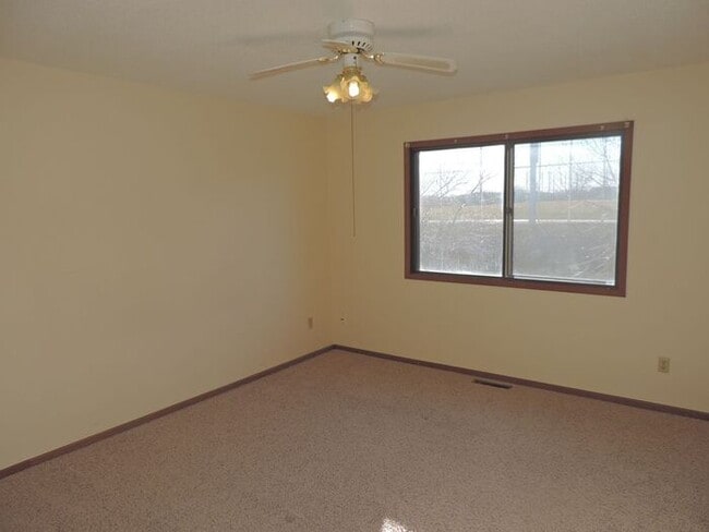 Building Photo - $1425 | 2 Bedroom + Den, 2.5 Bathroom TOWN...