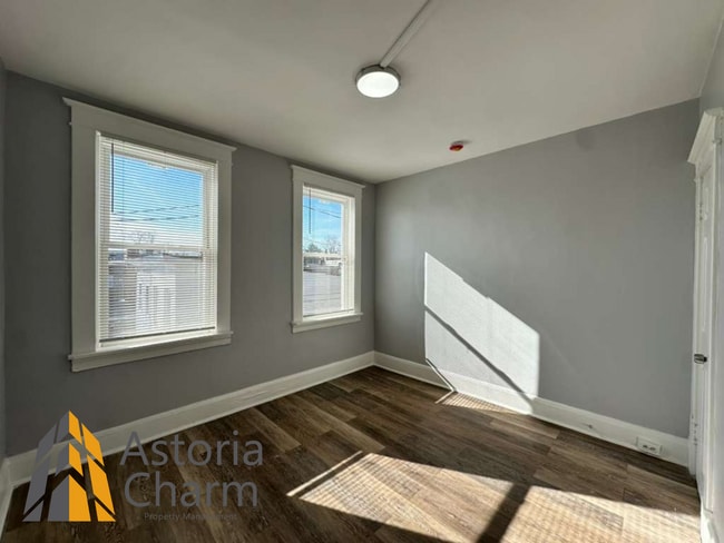 Building Photo - 4 Bedroom or 3 Bedroom with Den Home with First Floor Bedroom on Homestead Street