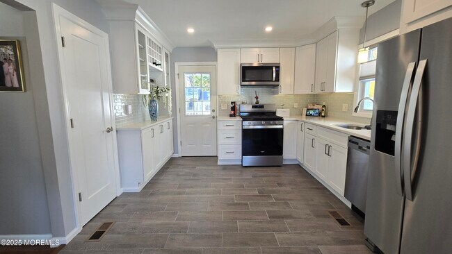 Building Photo - 2 Pine Crest Dr