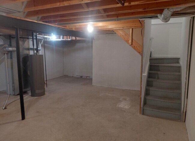 Building Photo - 3112 Village Cir N