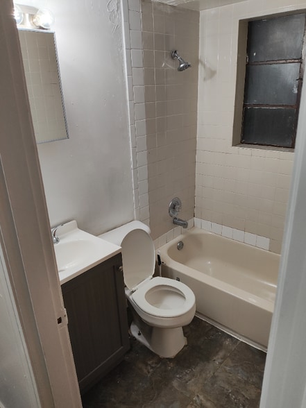 Building Photo - 216 E Bruce Ave