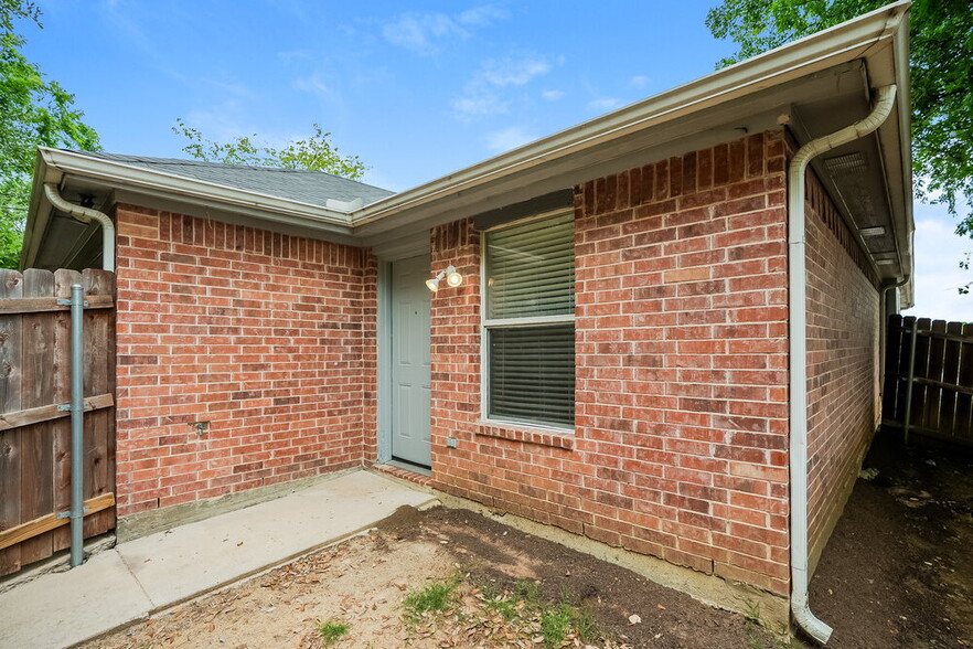 Building Photo - 2522 Esquire Dr