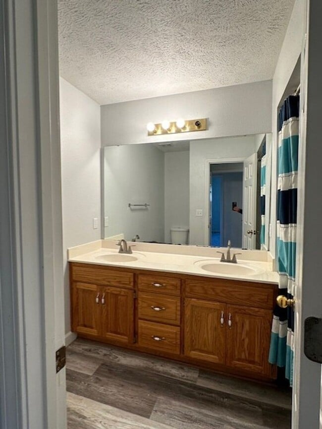 Building Photo - Spacious 4 Bedroom Duplex Located In Ozark!