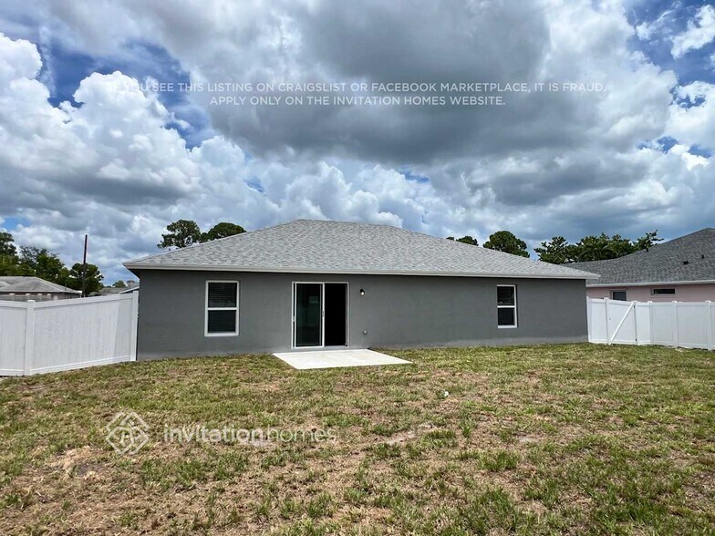 Building Photo - 662 SE Polynesian Ave