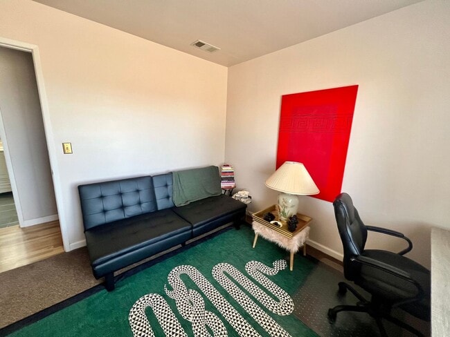 Building Photo - 3-bedroom 2 bath Home with Central AC - Fully Furnished