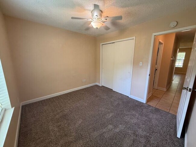 Building Photo - Pensacola - Ferry Pass - 2 bedroom, 1 bathroom - lawn care included