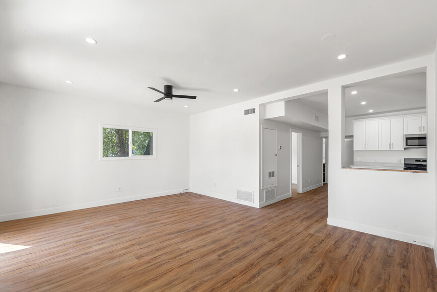 Building Photo - 1301 N Poinsettia Pl
