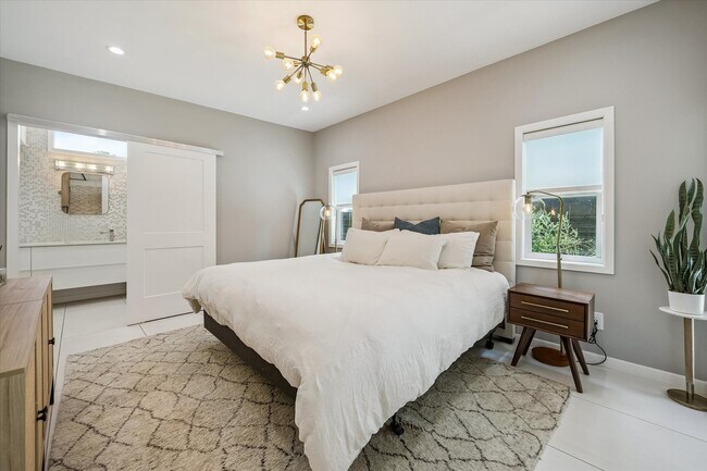 Building Photo - 9769 Oak Point Dr
