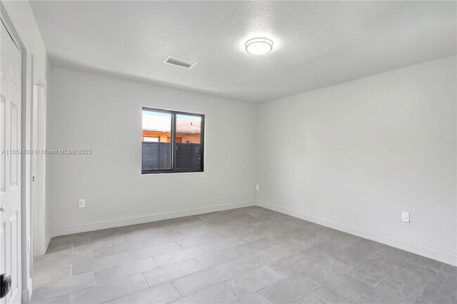 Building Photo - 861 NW 6th Ave