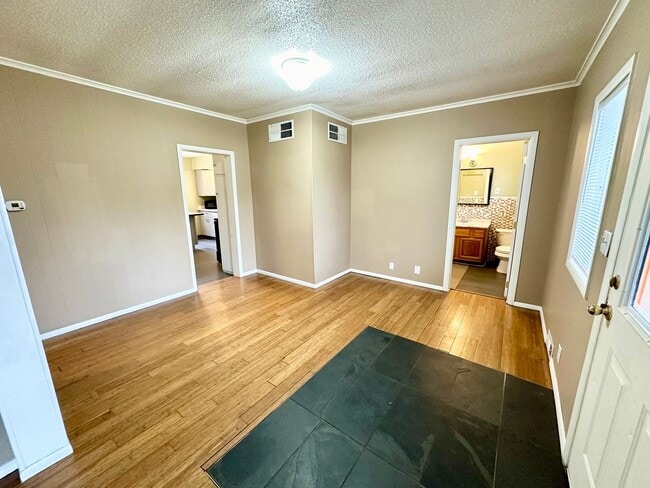 Building Photo - Inviting 3 Bed, 1 Bath Home in Roslyn, Whe...
