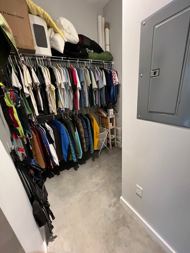 Building Photo - 2124 E 6th St