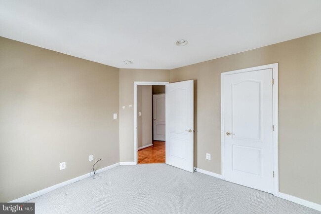 Building Photo - 22072 Avonworth Square