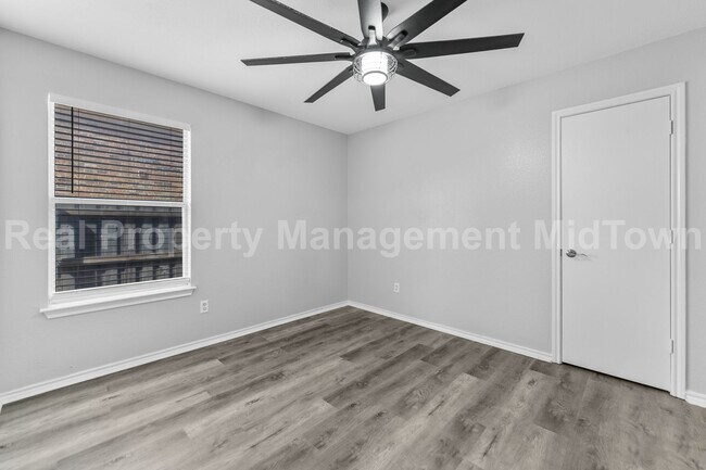 Building Photo - 2205 Bolivar Dr